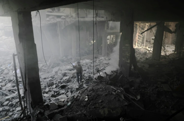 Photo d'un bâtiment après un bombardement attribué au régime syrien à Douma, la principale ville de l'enclave rebelle dans la Ghouta orientale, le 19 mars 2018