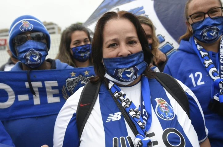 Des supporteurs de Porto au abords du stade de Famalicao, le 3 juin 2020