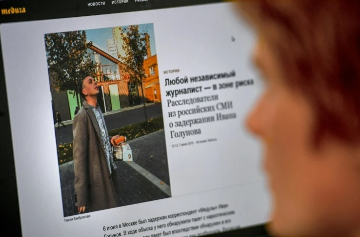 Une homme regarde la photo du journaliste Ivan Golounov sur l'écran d'un ordinateur à Moscou, le 7 juin 2019