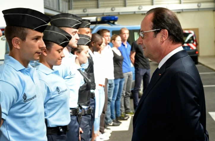 Le président François Hollande avec des gendarmes réservistes lors d'une visite le 20 juillet 2016 à Saint-Astier