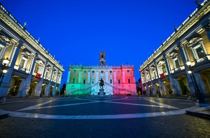 Les couleurs du drapeau italien projetées sur le  Palais sénatorial situé à Rome sur la colline du Capitole, le 26 avril 2020