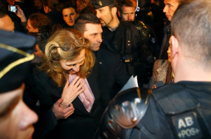 La ministre de la Justice Nicole Belloubet escortée à sa sortie d'une visite à la prison de Borgo en Corse, le 19 janvier 2018 