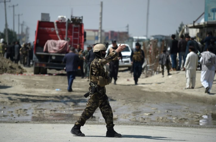 Un membre des forces de sécurité afghanes sur les lieux d'un attentat, le 17 mars 2018 à Kaboul