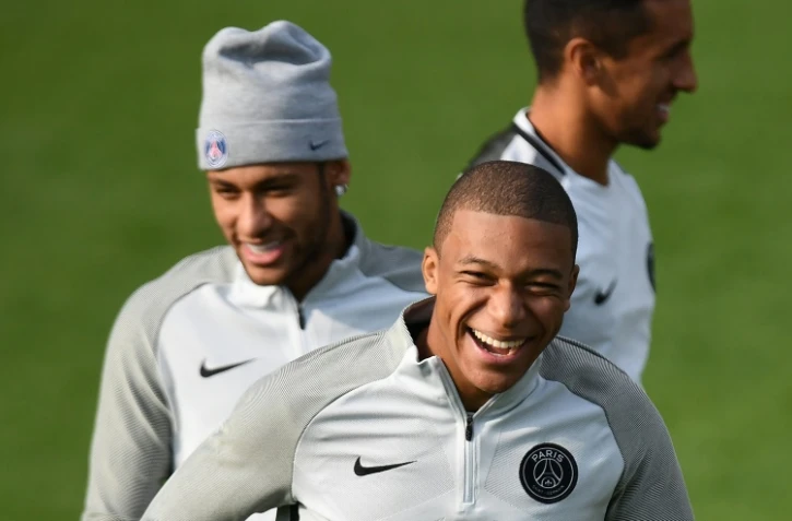 Neymar et Mbappe devant Marquinhos attendent décontractés à l'entraînement le 26 septembre 2017, avant de rencontrer le Bayern Munich
