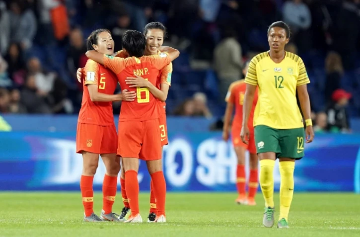 Les Chinoises (g) heureuses après leur victoire contre l'Afrique du Sud au Mondial féminin, le 13 juin 2019 au Parc des Princes à Paris   