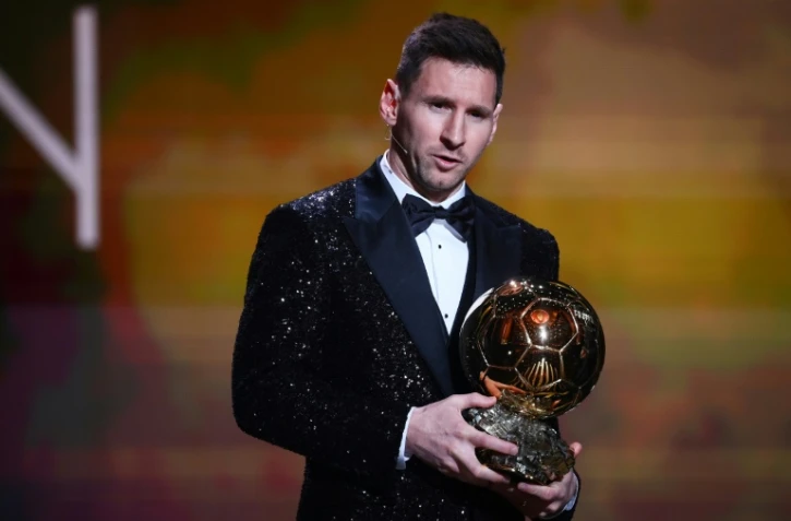 L'attaquant du Paris Saint-Germain, l'Argentin Lionel Messi avec son septième Ballon d'Or France Football remporté le 29 novembre 2021 lors de la cérémonie au Théâtre du Châtelet à Paris