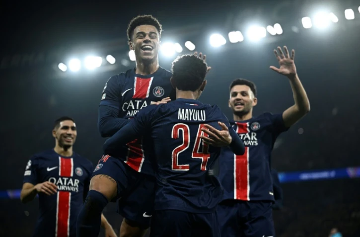 La joie des Parisiens après le 7e but contre Brest, signé Senny Mayulu (de dos), en barrage retour de Ligue des champions, le 19 février 2025 au Parc des Princes