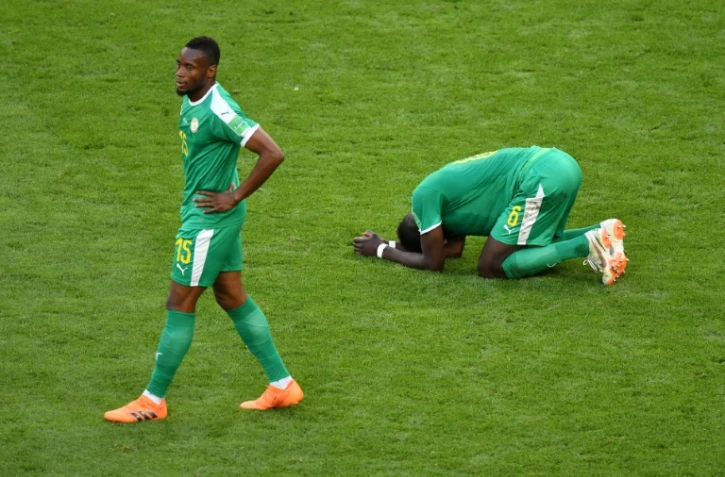 Les Sénégalais Salif Sane (d) et Diafra Sakho après la défaite contre la Colombie synonyme d'élimination du Mondial, le 28 juin 2018 à Samara  