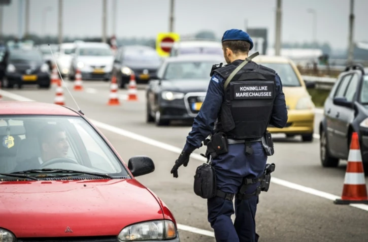 Un policier à l'aéroport d'Amsterdam-Schipol, le 2 août 2016 