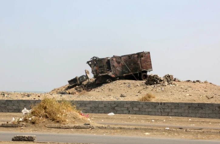 Un véhicule détruit dans le port de Hodeihah, le 13 octobre 2016 au Yémen