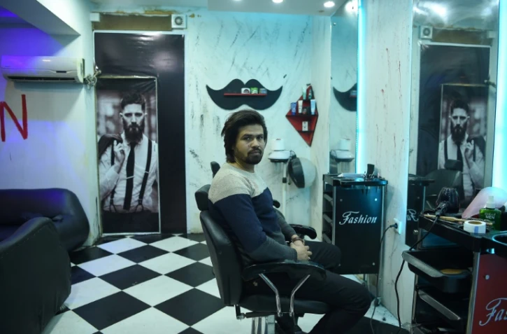L'Afghan Zabihullah dans son salon de beauté pour hommes, le 17 février 2019 à Kaboul