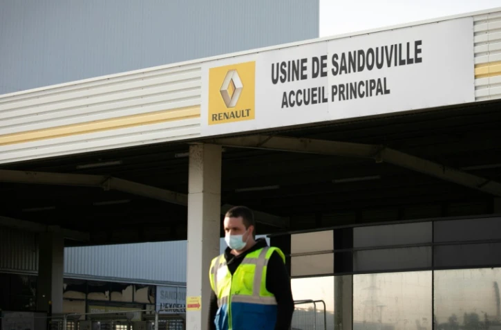 photo prise le 7 mai 2020 montrant un homme portant un masque, à la sortie de l'usine Renault de Sandouville, nord.

