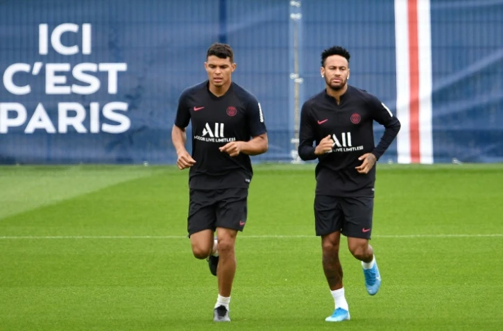 Les Brésiliens du PSG Thiago Silva et Neymar, lors d'un entraînement, le 17 août 2019