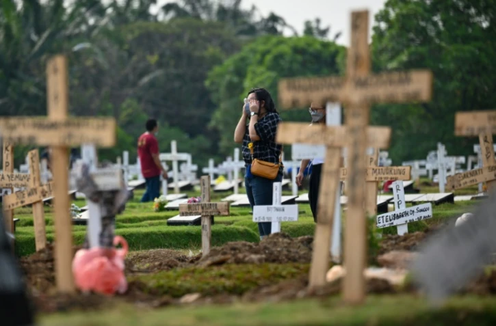Un cimetière de Jakarta (Indonésie) n'accepte plus de nouvelles tombes faute de place depuis la pandémie de Covid-19, le 1er août 2021