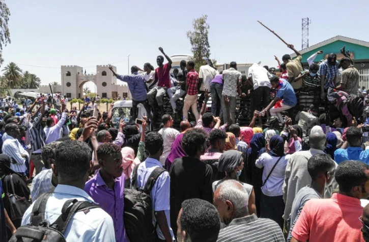 Des manfiestants soudanais devant le QG de l'armée à Khartoum, le 8 avril 2019
