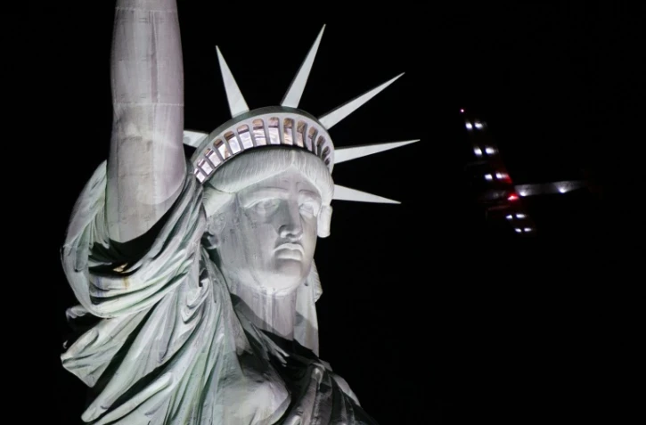 L'avion solaire Solar Impulse 2 vole près de la Statue de la Liberté avant d'atterrir à l'aéroport JFK de New York le 11 juin 2016