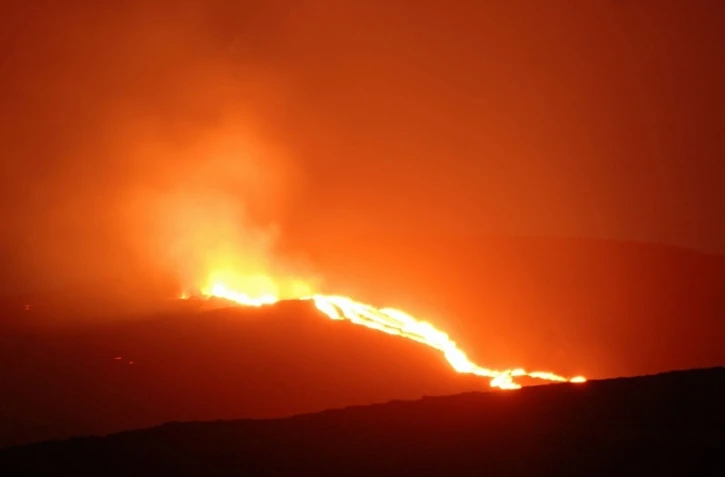Jeudi 5 Novembre 2009

Eruption dans les pentes du Dolomieu