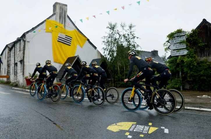 Les coureurs de l'équipe Jumbo Visma à l'entraînement avant le départ du Tour de France près de Brest le 25 juin 2021