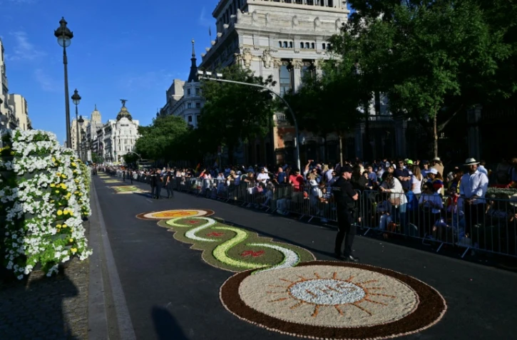Des tapis de pétales de fleurs dans une rue de Madrid avant la messe célébrée par le pape à Madrid le 7 juin 2026