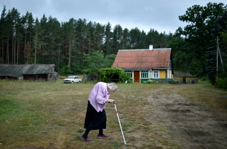 Ianina Statchko, 88 ans, devant sa maison du village de Kodi, au Bélarus, le 11 août 2018