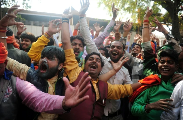 Des partisans Bharatiya Janata Party (BJP) manifestent leur joie à l'annonce des résultats des élections le 11 mars 2017 à Lucknow en Inde