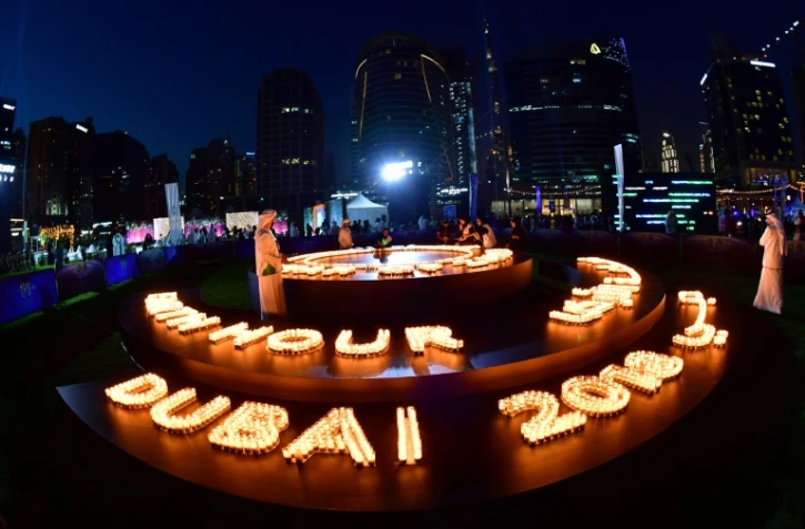 A Dubai, des gens ont allumé des bougies alors que les gratte-ciel s'étaignaient le 24 mars 2018 à l'occasion d'Earth Hour.