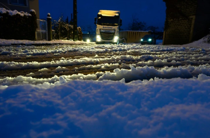 Un camion dans la neige le 15 novembre 2019 à Tournon-sur-Rhône (Ardèche)