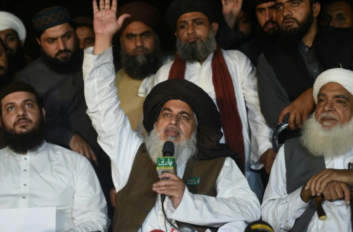 Khadim Hussain Rizvi, chef du parti Tehreek-e-Labaik Pakistan (TLP) s'adresse aux médias le 2 novembre 2018 à Lahore