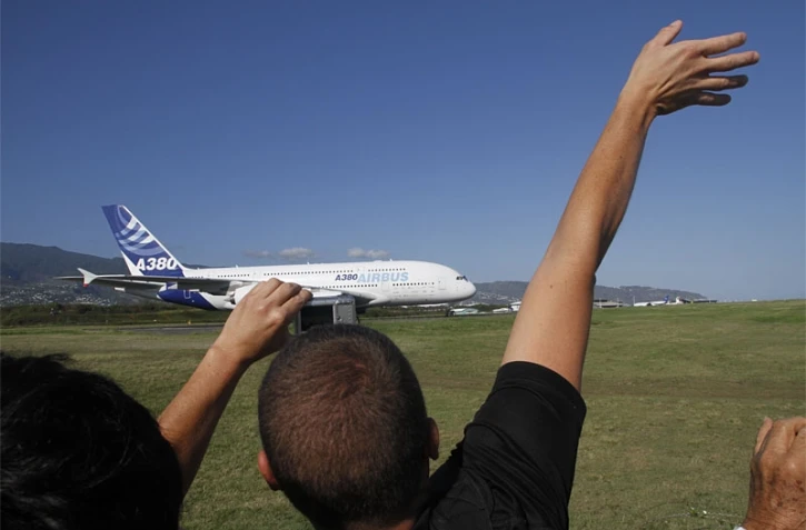 Mercredi 11 novembre 2009 - L'Airbus A380 atterrit pour la première fois à La Réunion