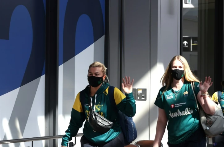 Des joueuses de l'équipe australienne de softball arrivent à l'aéroport de Narita (Japon) en vue des Jeux olympiques le 1er kuin 2021
