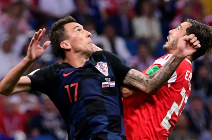 L'attaquant croate Mario Mandzukic (g) Ă la lutte avec le milieu russe Aleksandr Erokhin lors du quart de finale, Ă Sotchi, le 7 juillet 2018