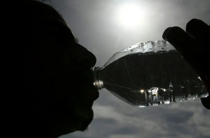 Un homme se désaltère à Mulhouse, le 25 juin 2019