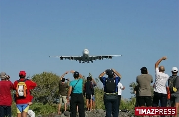 Mercredi 11 novembre 2009 - Aéroport Roland Garros - L'Airbus A380 se pose à la Réunion pour la première fois