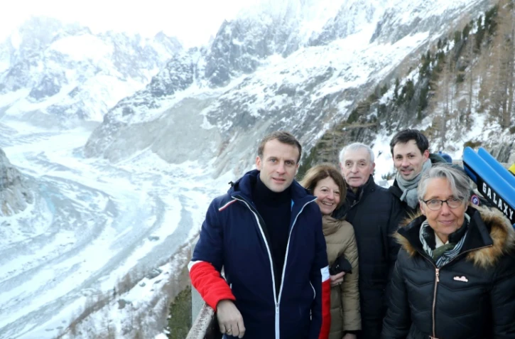 Emmanuel Macron en compagnie notamme du scientifique Jean Jouzel (3e en partant de la gauche) et Elisabeth Borne (à droite) le 13 février 2020 à Chamonix