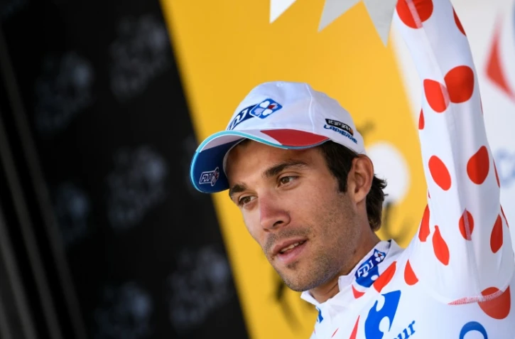 Le Français Thibaut Pinot (FDJ) revêtu du maillot à pois du meilleur grimpeur sur le podium de la 11e étape du Tour de France, le 13 juillet 2016 à Montpellier