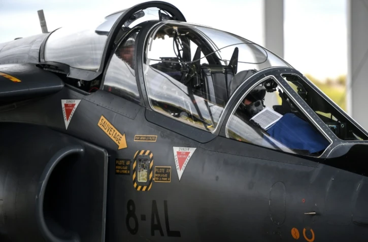 Un pilote ukrainien stagiaire (d) et un instructeur militaire français (g) se préparent avant un vol à bord d'un avion de combat Alpha Jet, sur une base aérienne de l'armée française dans le sud-ouest de la France, le 14 juin 2024