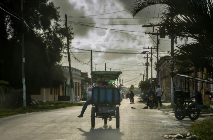 Des Cubains transportent leurs affaires le 8 septembre 2017 à Caibarien