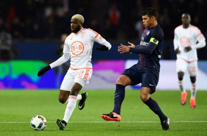 Thiago Silva (d), capitaine et défenseur du Paris SG, face à Arnold Makengo, défenseur de Lorient, au Parc des Princes, le 21 décembre 2016