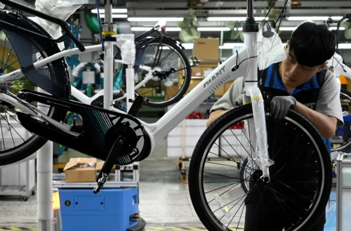 Un ouvrier travaille sur un vélo connecté dans les ateliers de l'usine Giant, à Taichung, le 21 mai 2020