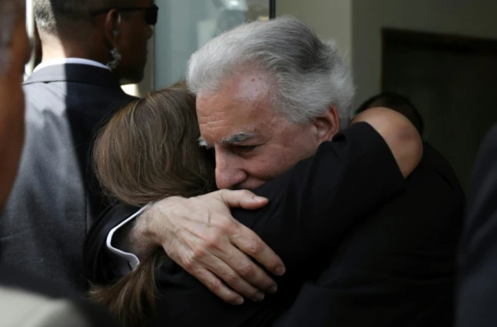 La présidente du Pérou, Dina Boluarte, présente ses condoléances à Álvaro Vargas Llosa, fils aîné du défunt écrivain hispano-péruvien Mario Vargas Llosa, devant l'immeuble de ce dernier dans le quartier de Barranco à Lima, le 14 avril 2025