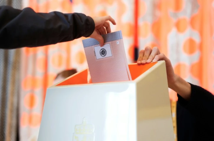 Un électeur vote lors des législatives à Oslo, le 8 septembre 2025 en Norvège
