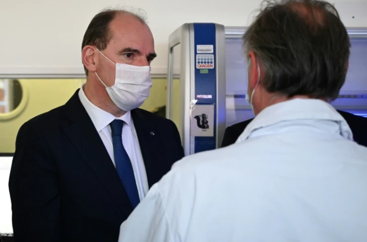 Le Premier ministre Jean Castex visite le laboratoire des Hospices Civils de Lyon, à l'hôpital de la Croix-Rousse, le 3 décembre 2021 à Lyon