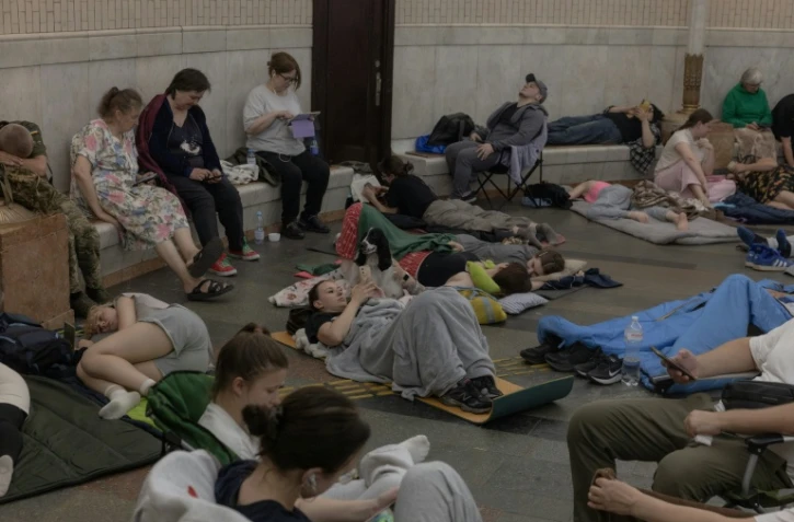 Des personnes se réfugient dans une station de métro lors des frappes aériennes russes sur Kiev, tôt dans la matinée du 2 juillet 2026