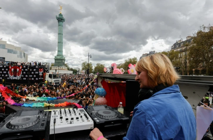 La DJ et productrice La Fessée mixe devant les participants de la 25e Techno Parade place de la Bastille à Paris, le 23 septembre 2023