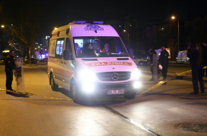 Une ambulance arrive sur le site d'une explosion à Ankara, le 17 février 2016