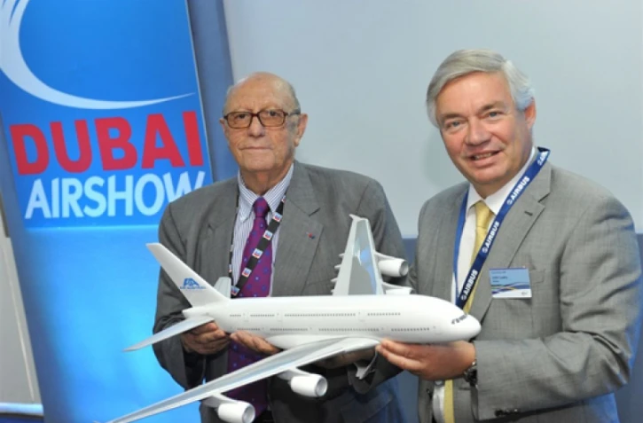 Gérard Éthève, dirigeant d'Air Austral, et John Leahy directeur commercial d'Airbus au Salon de l'aéronautique de Dubaï. (Photo Air Austral)