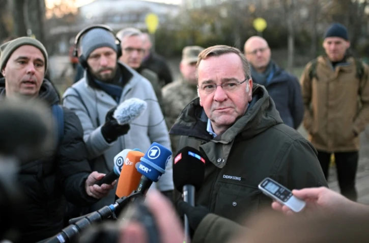 Le ministre allemand de la Défense, Boris Pistorius fait une déclaration à la presse, place Maidan, le 21 novembre 2023 à Kiev, en Ukraine