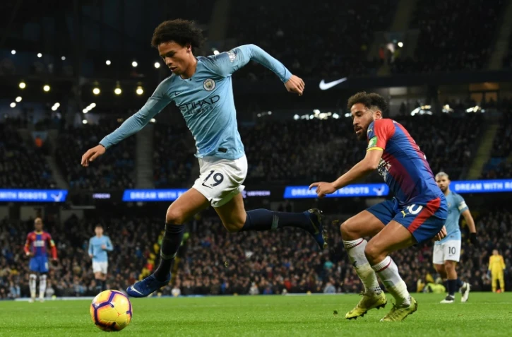 Le milieu allemand de Manchester City Leroy Sané (g) échappe au milieu de Crystal Palace Andros Townsend, le 22 décembre 2018 à l'Etihad Stadium de Manchester