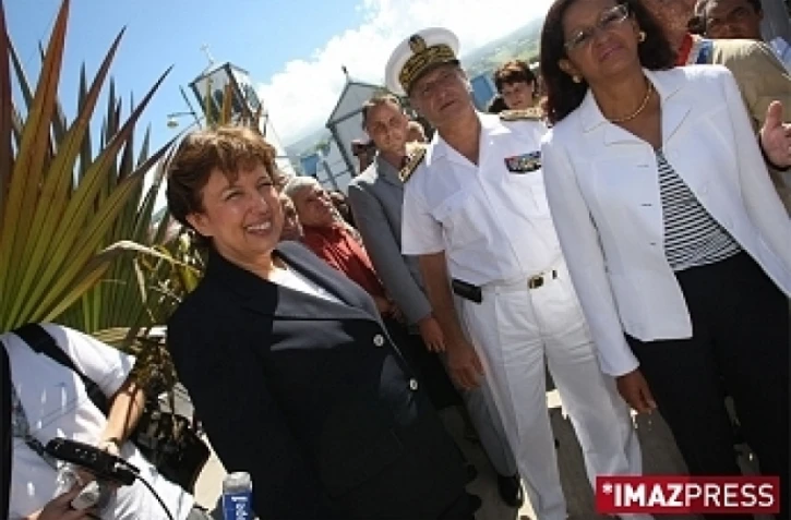 Marie-Luce Penchard, ministre de l'outremer (à droite), en compagnie de Roselyne Bachelot, ministre de la santé
