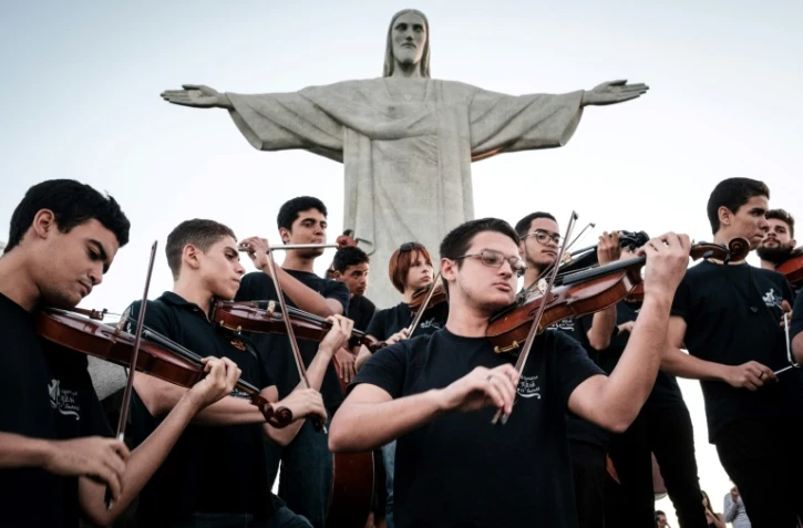 Au pied du célèbre Christ Rédempteur du Corcovado à Rio, l'Orquestra Maré do Amanha, un orchestre issu d'un projet social fondé en 2010 dans une des favelas les plus violentes du Brésil.